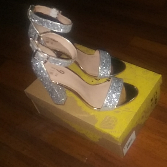 Shoes - Picture 2 of 3